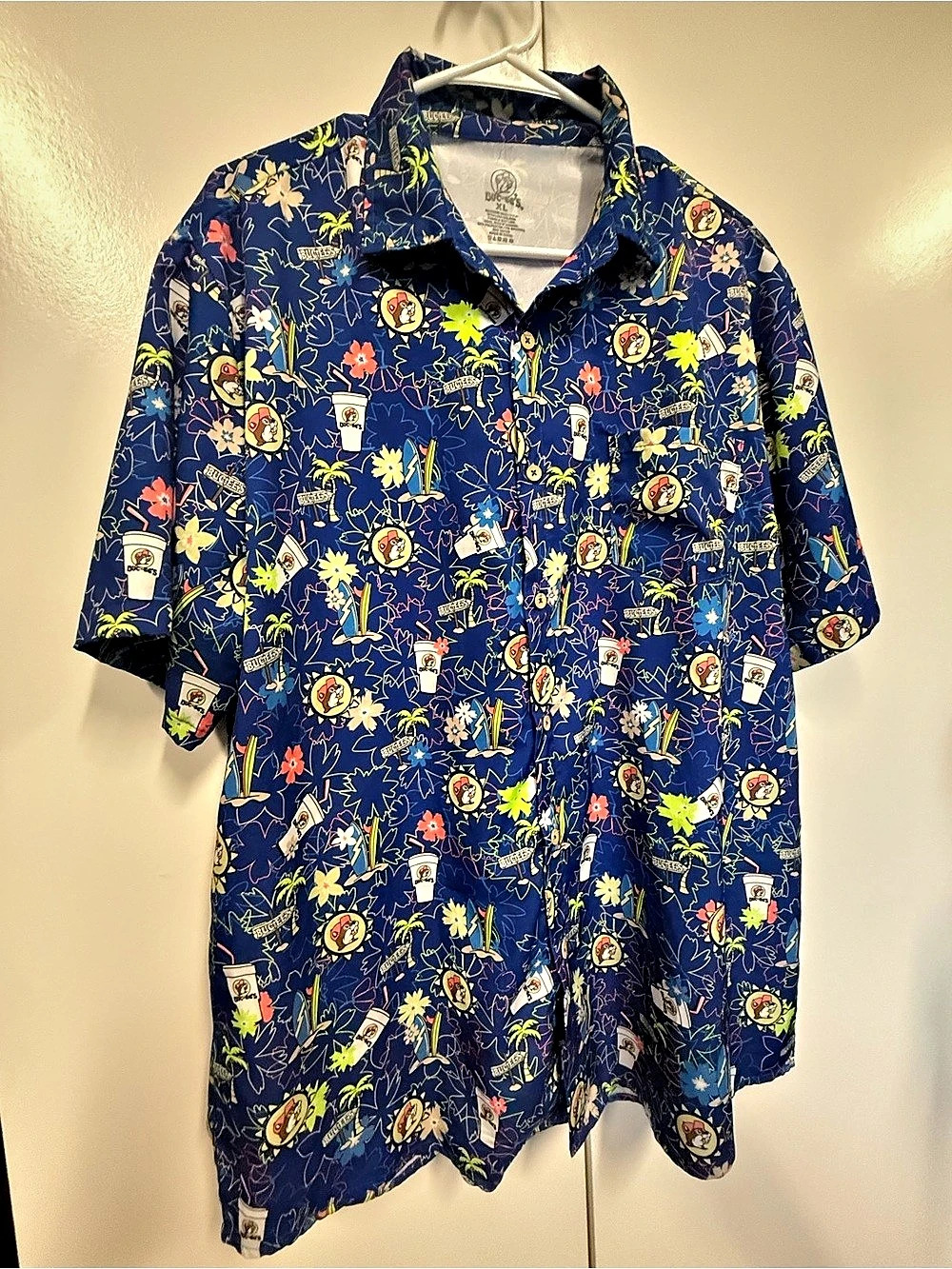 New Buc-ee's Tropical Surf Hawaiian Button Down shirt. Super fan. Halloween